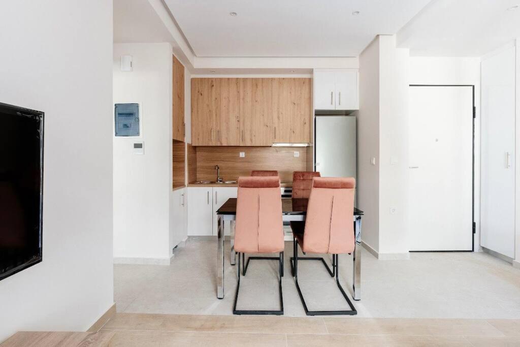 Chic Apartment Near Acropolis アテネ エクステリア 写真